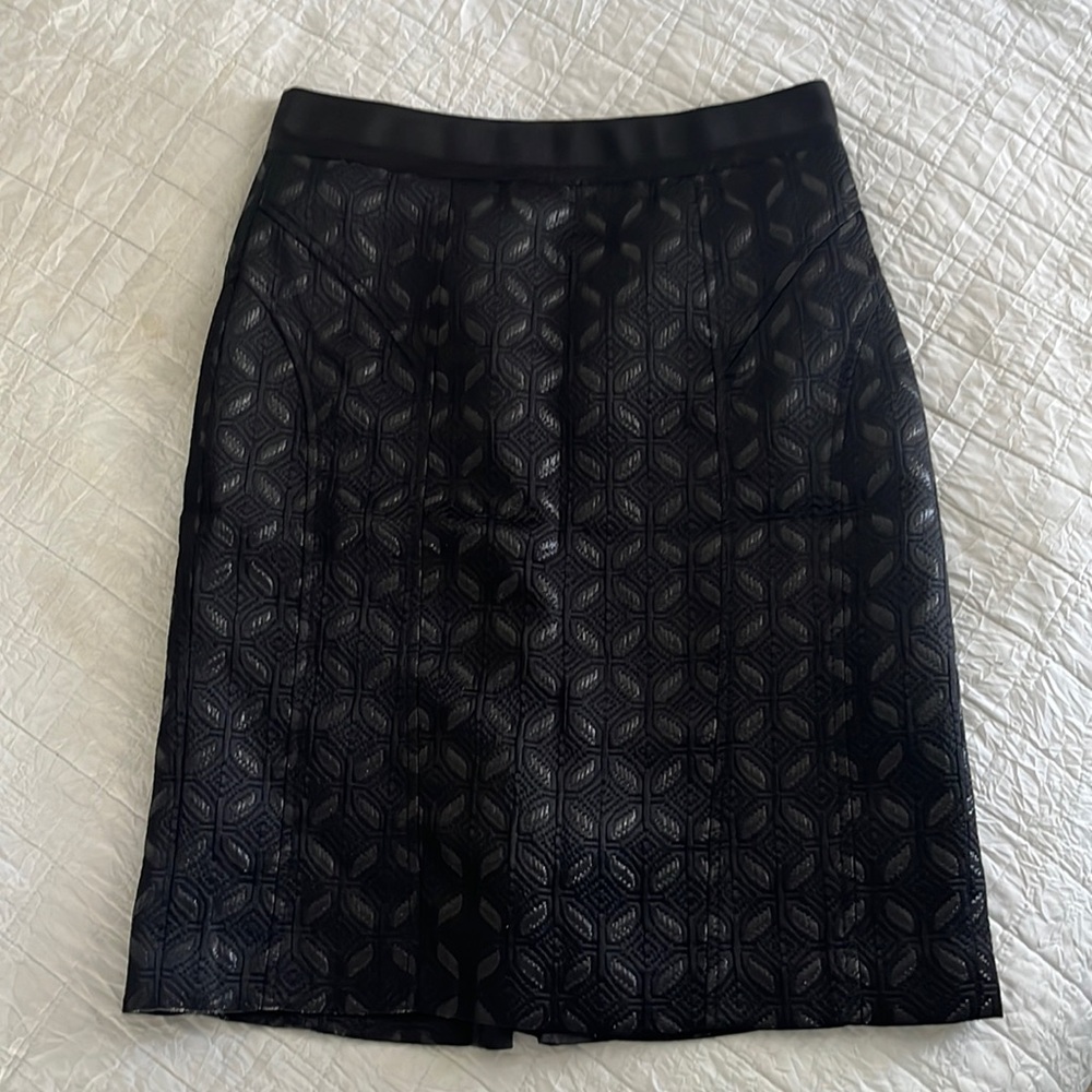 Ann Taylor • Women’s black pencil skirt • size 4